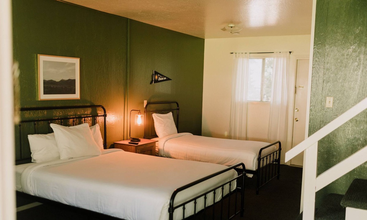 Long Barn Cabin | The Long Barn Lodge - Queen + 1 Twin Room