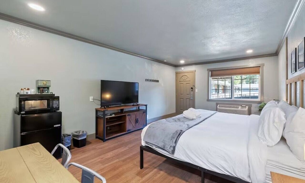 Lakeside Park Cabin | The Pine Queen at Blue Jay Lodge