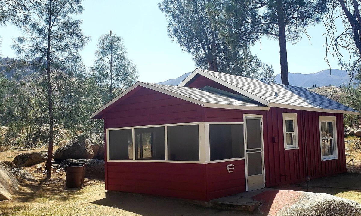 Lake Isabella Cabin | The Red Cabin - A Cozy Getaway Only 5 Min to Lake & 20 Min to River