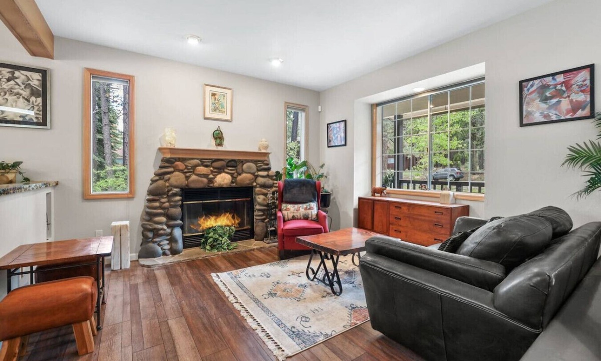 North Upper Truckee Cabin | The River Rock House | Deck-BBQ-Trails | Sleeps 6