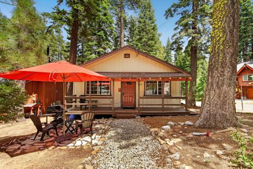 Tahoma House | The Rustic Pine 2BDR Cabin