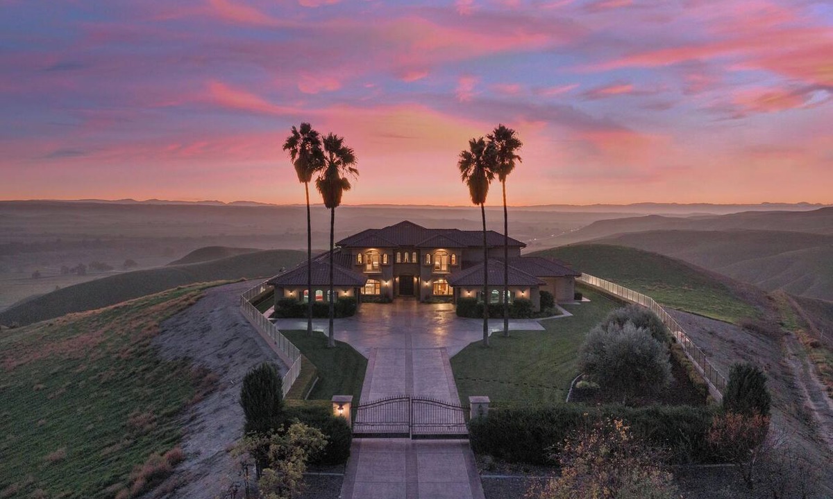 Shandon House | The Shandon House - Magnificent Views From A Spectacular Hilltop Home!