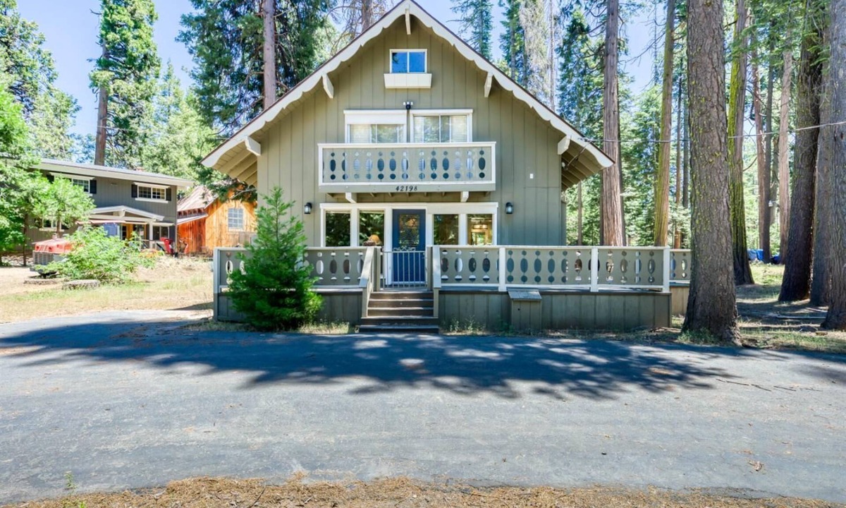 Sierra Cedars Cabin | The Shaver Cozy Cottage 5 Min to Downtown 10 Min to Lake 25 Min to China Peak