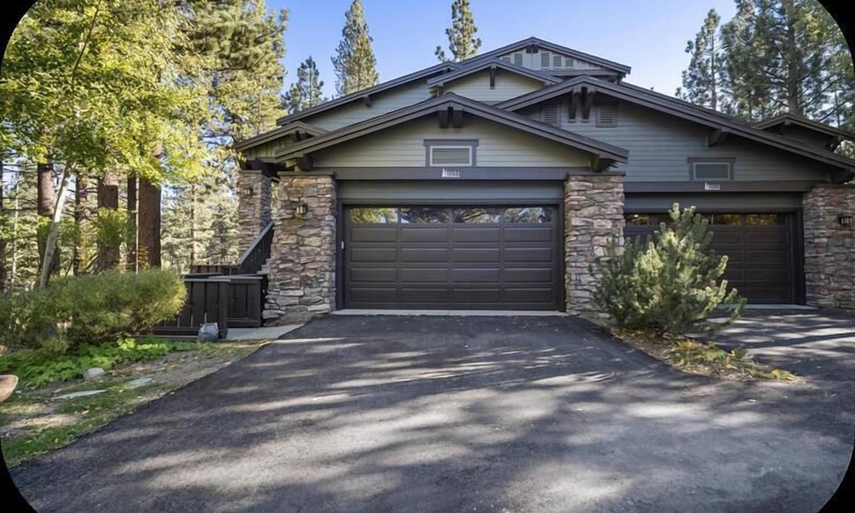 Mammoth Lakes House | The Timbers Townhome #1021- Grand 4 Bedrooms Plus Den, Private Spa, washer/dryer, WIFI
