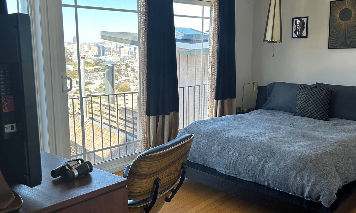 Upper Market Cottage | The “Treehouse” centrally-located quaint Cottage w/views!