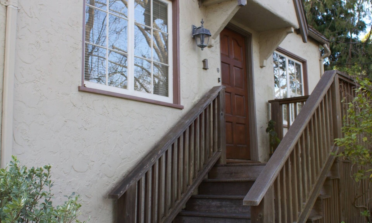 San Anselmo House | The Tudor Rose - A classy, comfortable getaway
