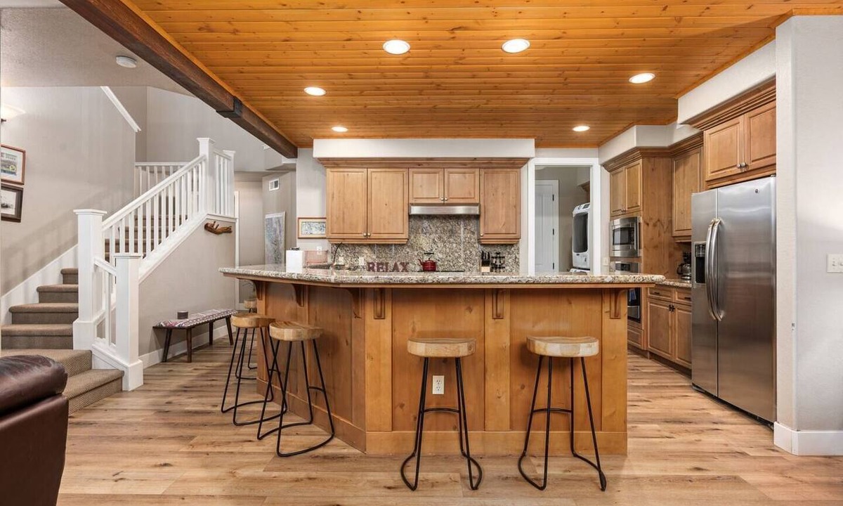 Bretz Mountain Village Condo | This condominium is a 3 bedroom(s), 2.5 bathrooms, located in Shaver Lake, CA.