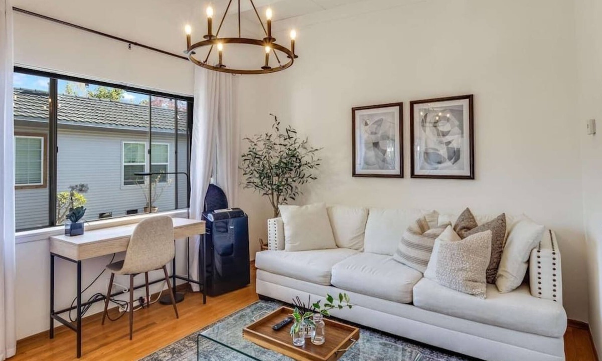 Shoreline West House | This house is a 1 bedroom(s), 1 bathrooms, located in Mountain View, CA.
