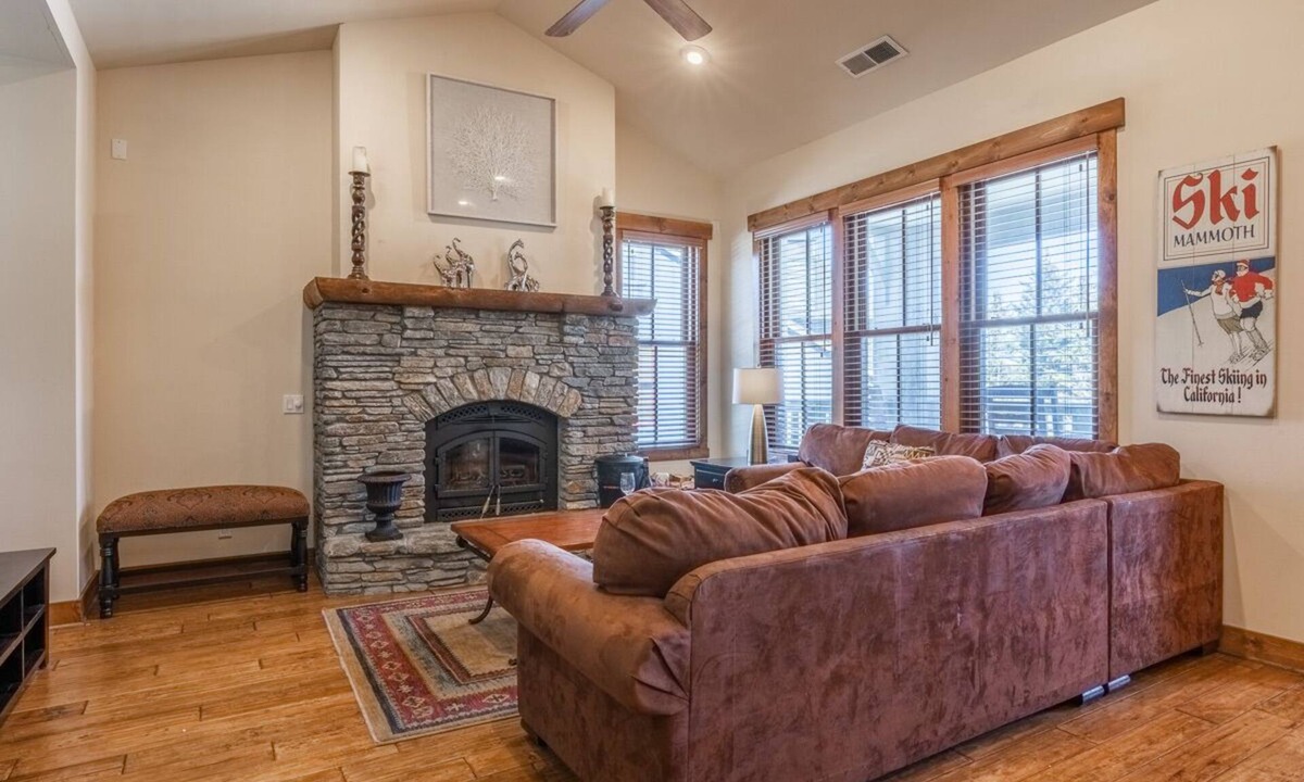 Mammoth Lakes House | Townhome Close to the Shuttle! Shared Hot Tub! Mountain Views!