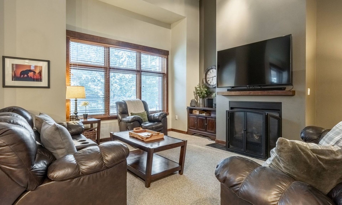 Mammoth Lakes House | Townhome with Shared Hot Tub, Mountain and Golf Course Views; An Easy Walk to Ea