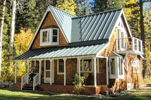 Tahoe Pines House | Tranquil home with fireplace kitchen washer&dryer & WiFi