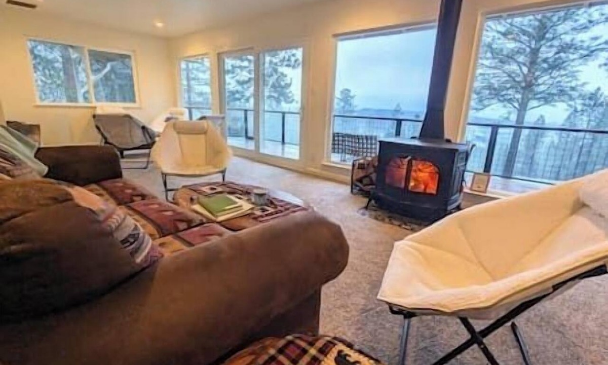 Volcano House | Tranquil Mountain retreat 180° Views, onsite hike, wildlife, games, near winery