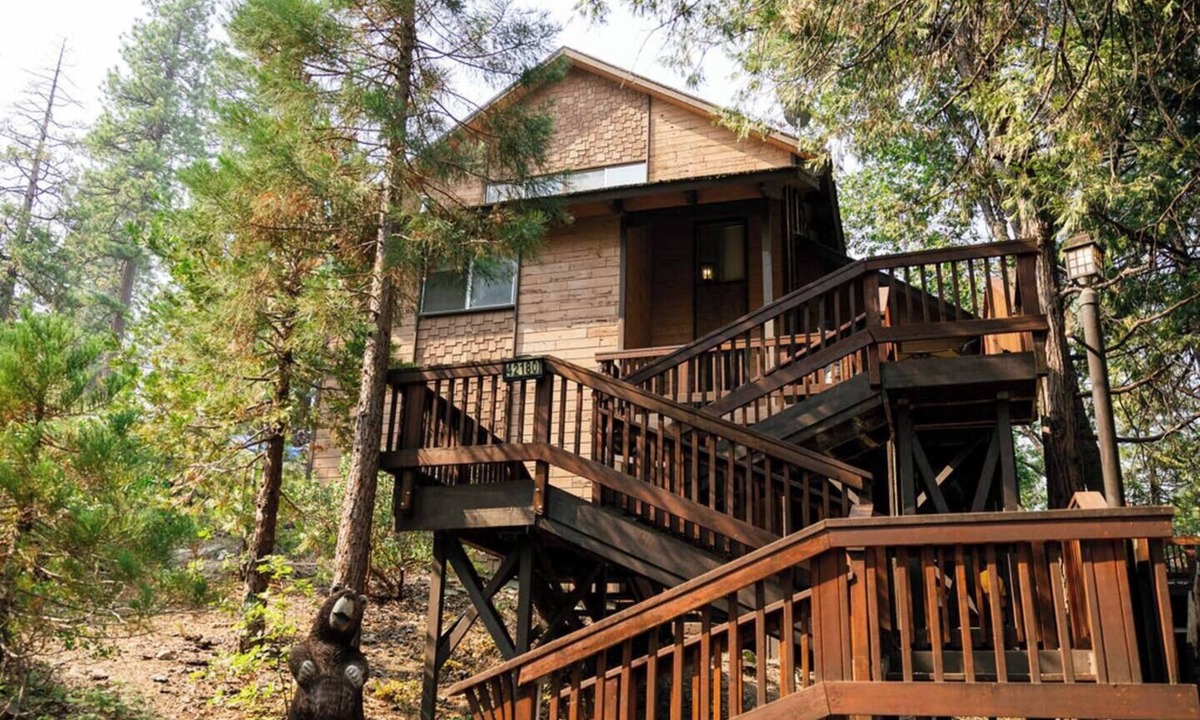 Sierra Cedars Cabin | Treehouse Retreat | Sleeps 10 | Big Deck