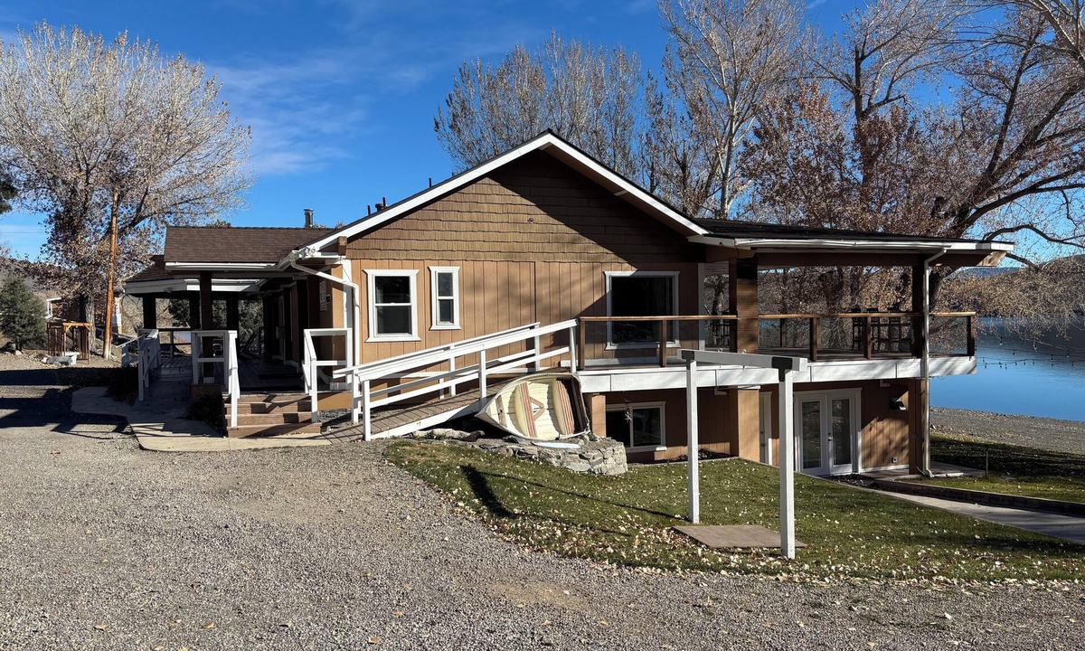 Mono County House | Tremendous 3-bedroom house with AC in charming Topaz