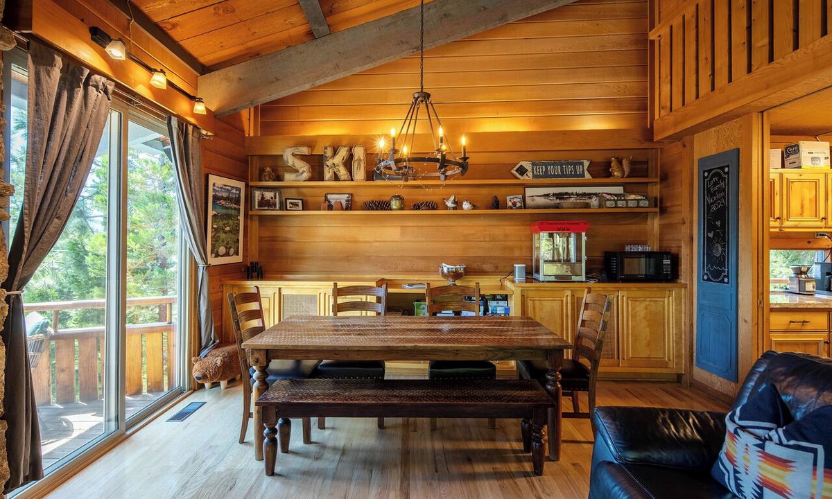 Lake Forest House | Trinity Tree House- Hot Tub- Close to Resorts/SAUNA