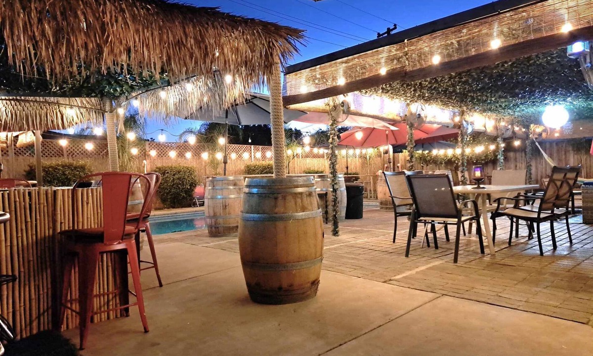 Raisin House | Tropical Paradise
