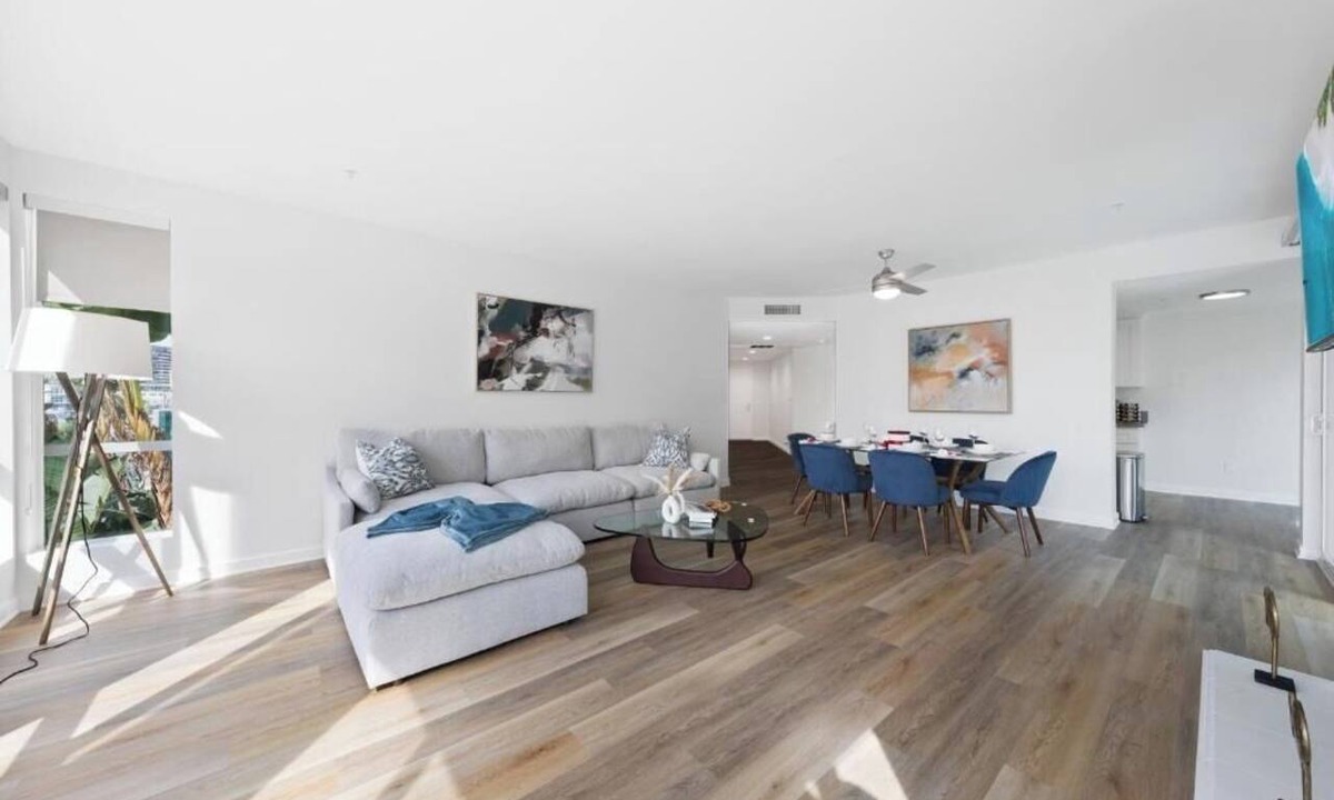 Marina del Rey Bed & Breakfast | Turquoise Lounge - Beachfront Water View Pool with Sauna