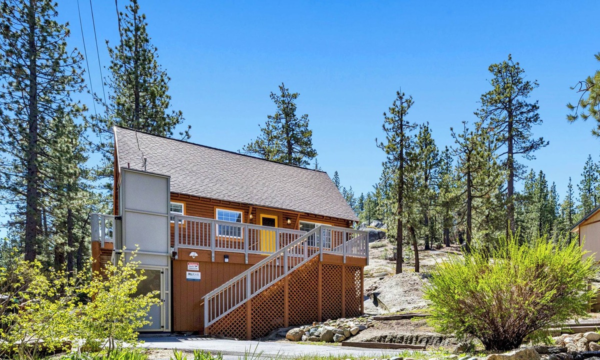 Tahoe Valley Cabin | Twin Peaks Cabin: Air Conditioning, BBQ, Pets