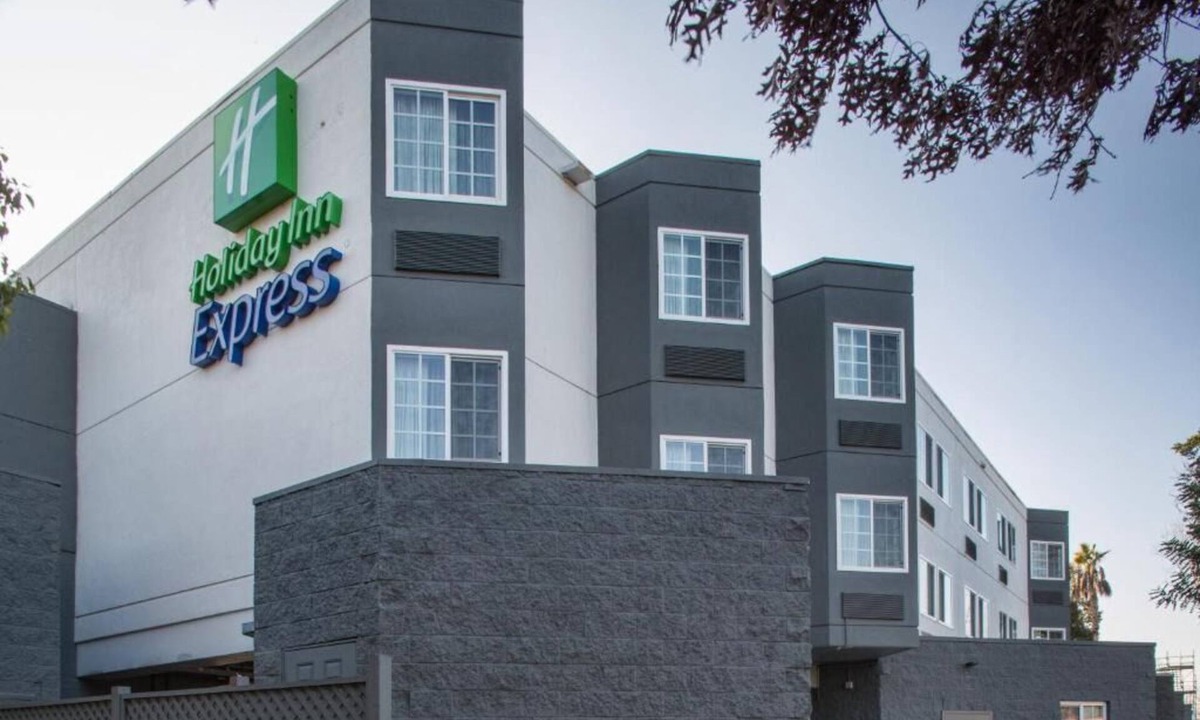 Mountain View Hotel | Two Super Bowl Queen Beds at Holiday Inn Express Mountain View South Palo Alto!