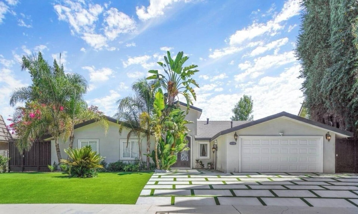 Tarzana House | Unlimited views right above the Breamar country club Golf Course