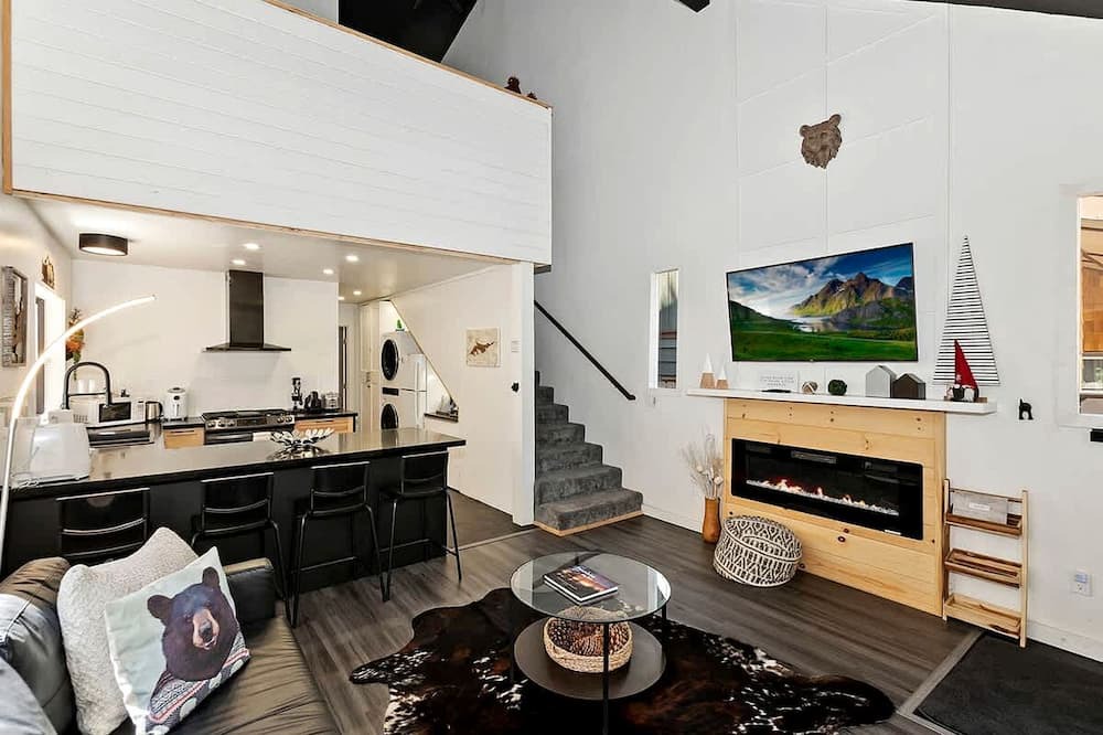 Big Bear City Cabin | Unwind in Style: Premier Location Cabin with Hot Tub in California