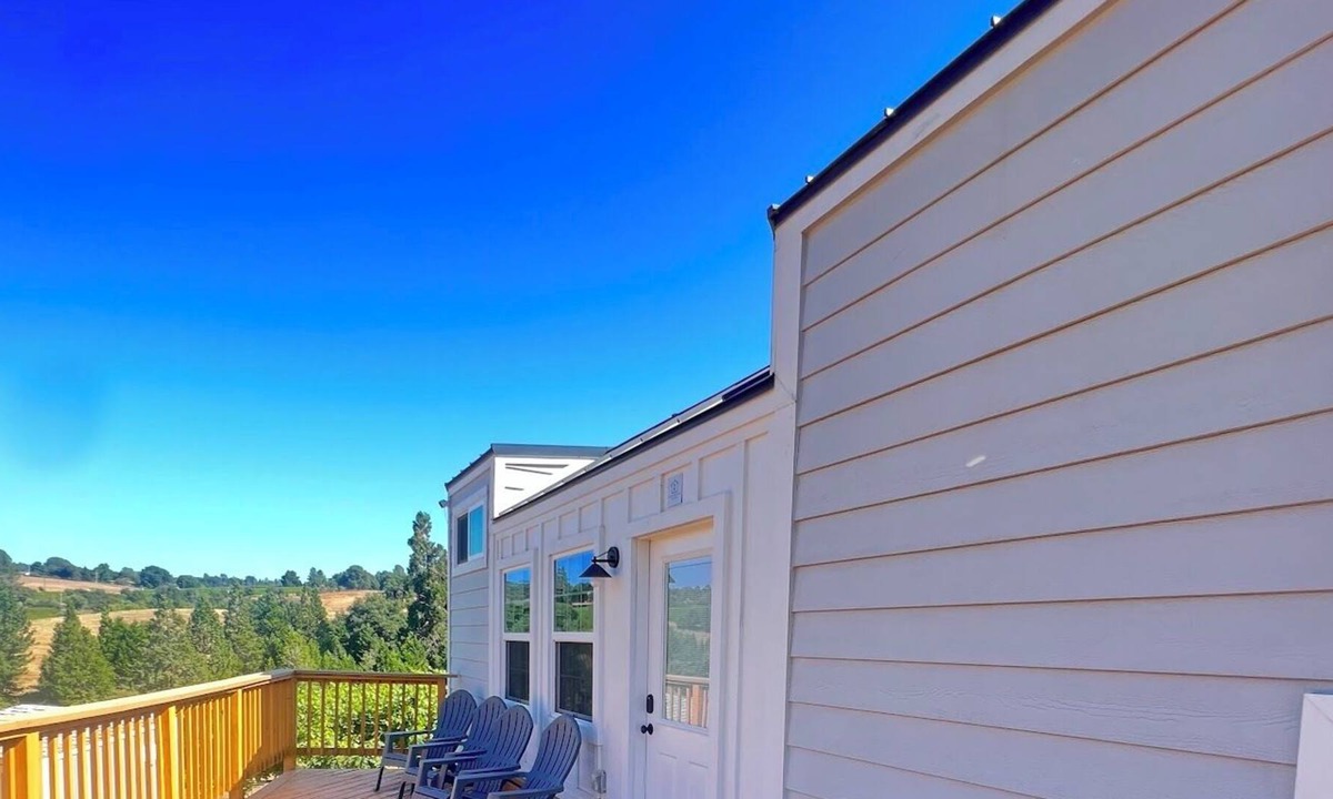 Somerset Cottage | Unwind in Wine Country: Winery Retreat with Two Loft Bedrooms