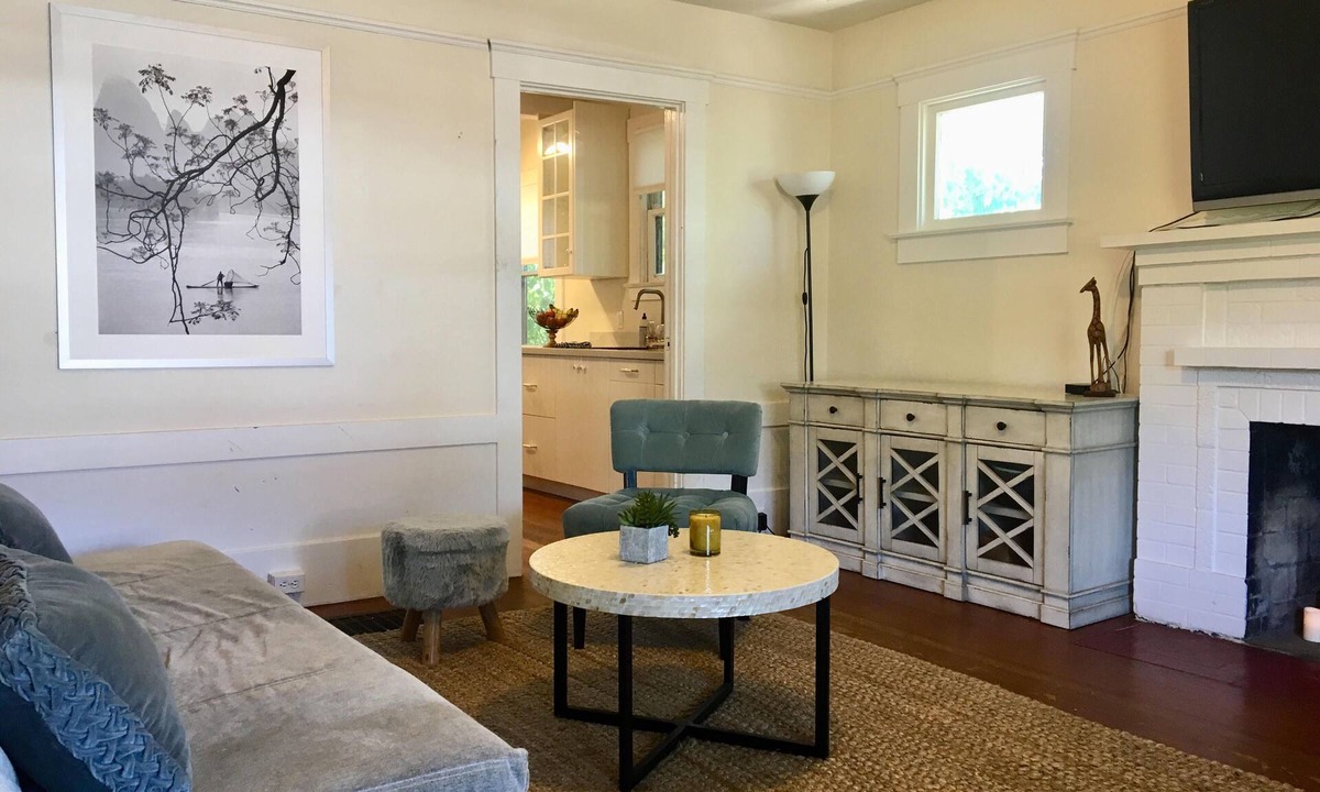 Fairfax Apartment | Upstairs private apartment in duplex home near town!