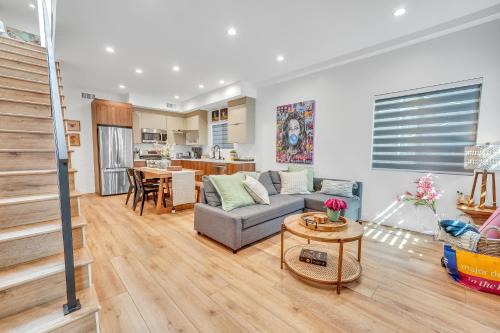 Sherman Oaks House | Luxe Townhome Newly-Built