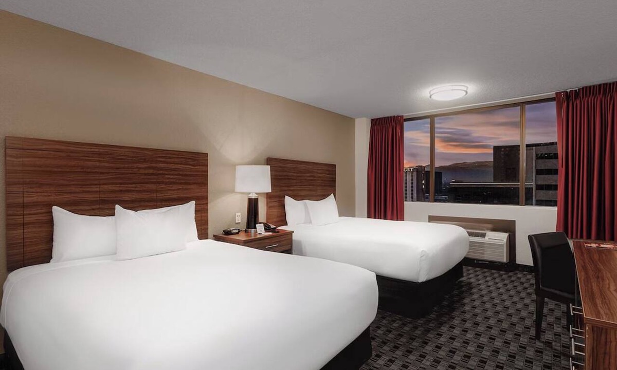 Downtown Las Vegas Hotel | Vacation Day Is Always A Great Idea! 3 Convenient Units, Pool, Free Parking