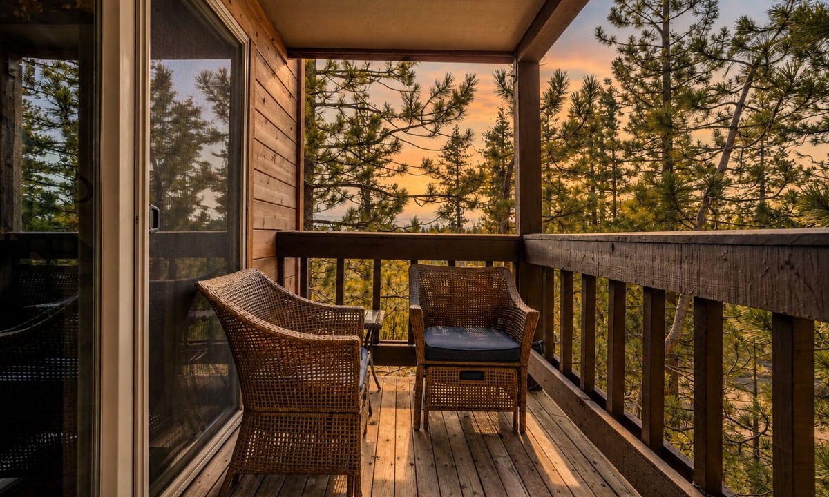 Lake Forest Cabin | Vaulted Ceilings + Cozy Layout | Walk to Beach + Downtown Close | Pinegrove