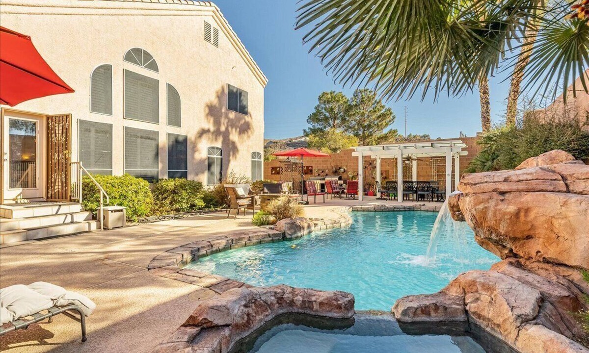 MacDonald Ranch Villa | Vegas Hacienda 5B - free heated pool+spa, 15 min to Strip