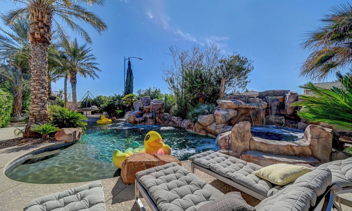 Spring Valley Villa | Vegas Mansion - Pool, Spa, Gym - 12 mins to Strip