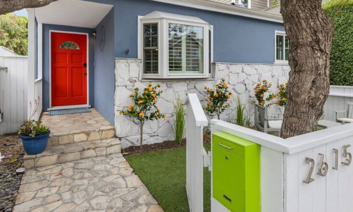 Venice Canals House | Venice Beach Bungalow Steps From the Canals & 5 Minute Walk to Venice Beach