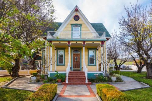 Paso Robles House | ViCTORIAN ViLLA-Hot Tub Pool Table Fabulous Yard