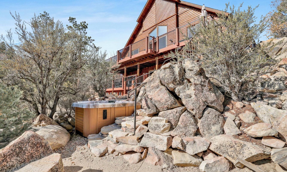 Castle Glen Estates Cabin | View On the Rocks | Scenic Mountain Oasis with Hot Tub, Fire Pit and Game Room