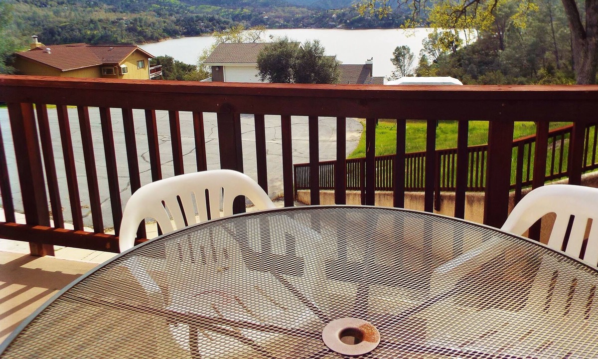 Oak Shores House | Views on the Bluff with Private Slip, Dish TV Soak up the Fun!