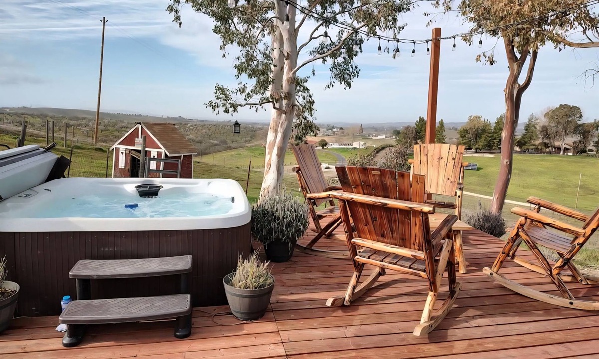 Templeton House | Vineyard & Valley View Cottage w/hot tub Tranquil Farmhouse w/stunning sunsets.