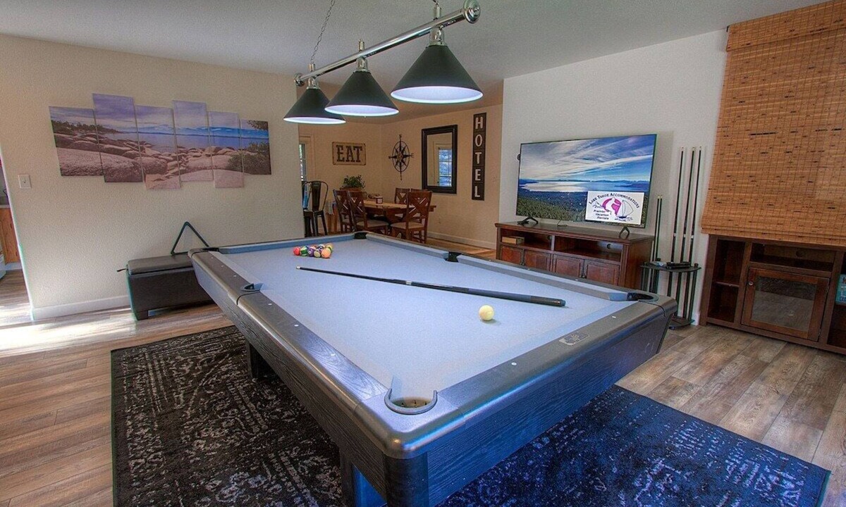 Lincoln Park House | Walk to Beach | Pool Table | Pet-Friendly | BBQ