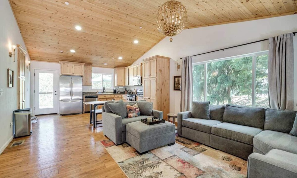 Twain Harte Cabin | Walk to Downtown, 2 King Beds w/AC, Dogs