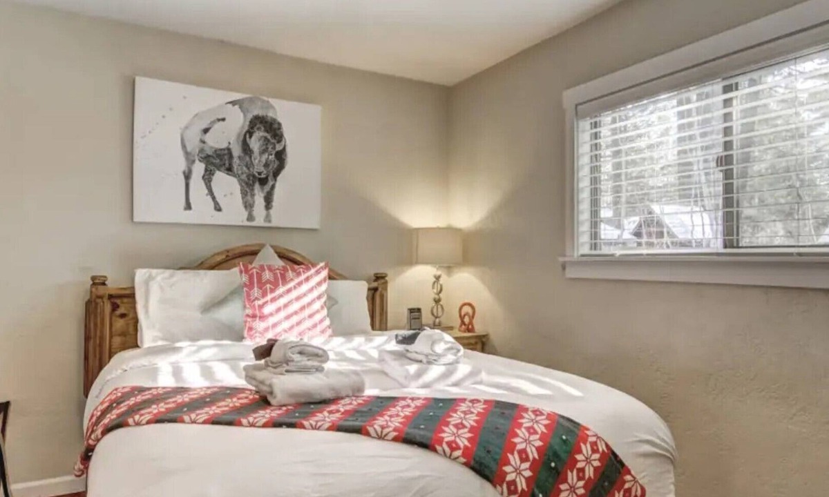 Al Tahoe House | Walk to Lake Tahoe & shopping/Dining Chic Basecamp