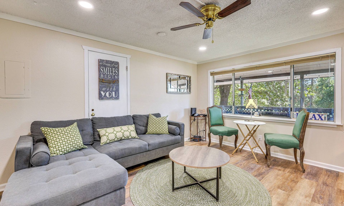 Bass Lake Apartment | Walk to Marina: Central Bass Lake Studio w/Deck!