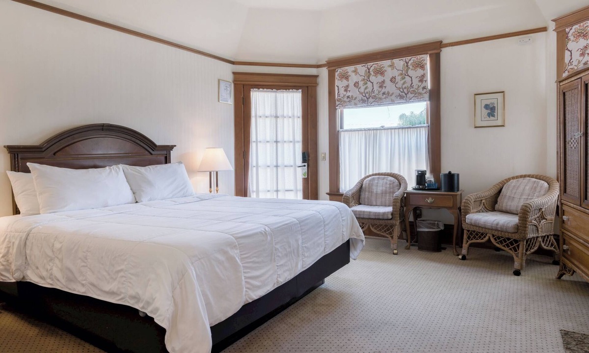 Pacific Grove Hotel | WALK TO OCEAN FROM OUR PREMIUM KING BED ROOMS