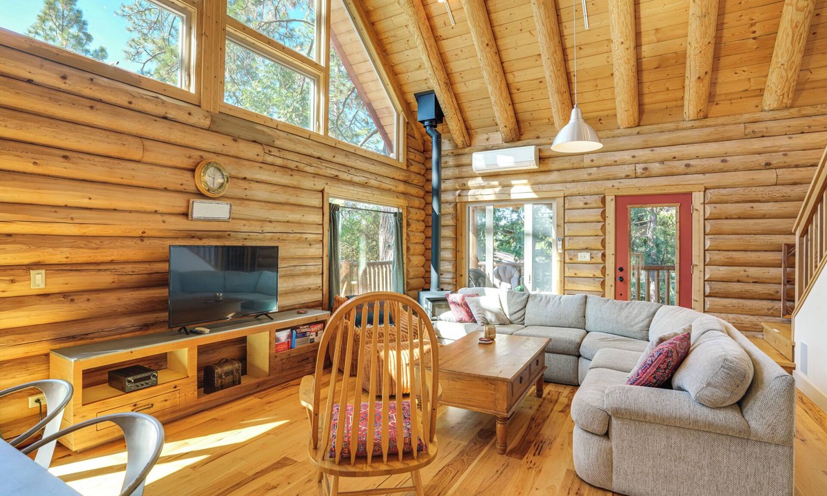 Groveland Cabin | Walk to Pine Mountain Lake: Spacious Family Cabin
