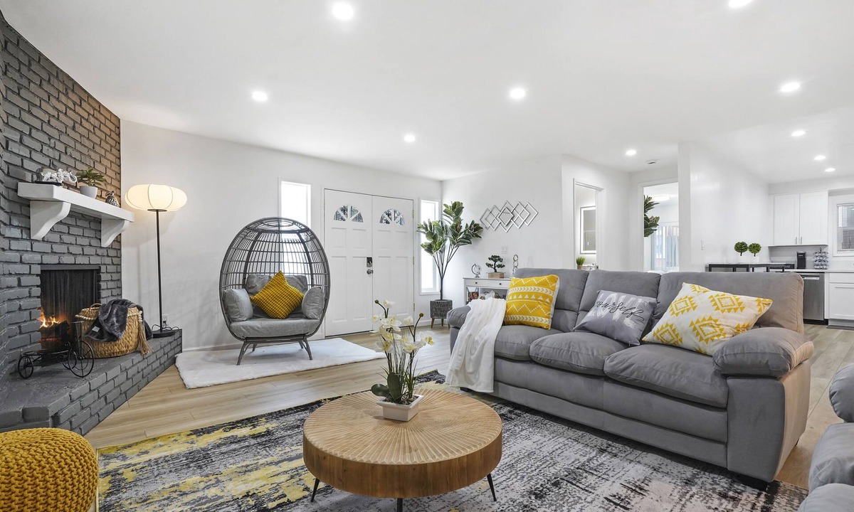 Alamitos Beach Apartment | Walk to Shoreline Village BBQ Prime Location!