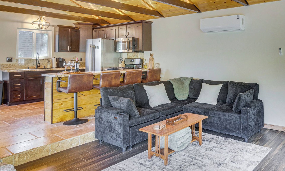 Pine Mountain Club Cabin | Walk to Village! Romantic Pine Mtn Nature Escape
