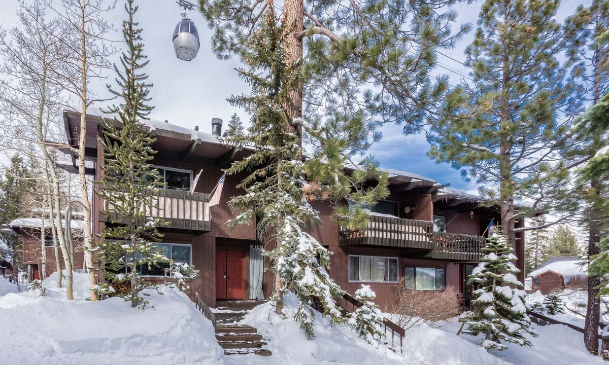 Mammoth Lakes House | Walk to Village Gondola. Updated 4BR 3 Bath for 2 families. Sleep 10. Fireplace.