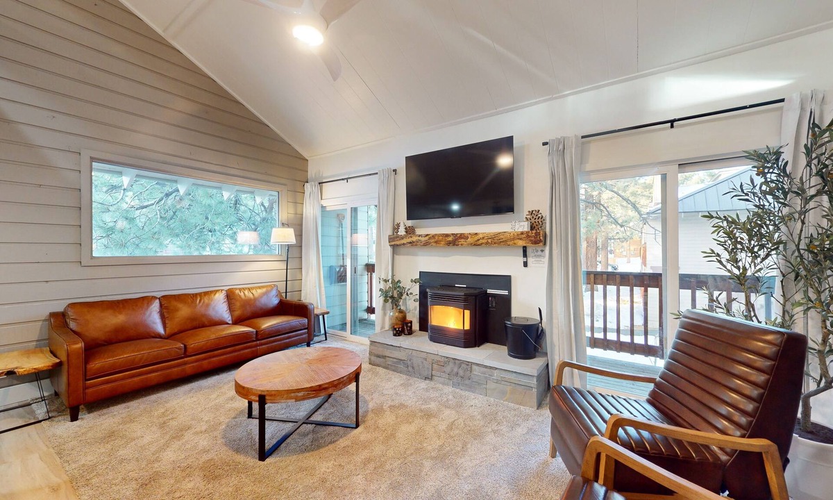 Mammoth Lakes Condo | Walkable Corner Condo w/Pellet Stove & Shared Pool/Hot Tub/Sauna/Tennis