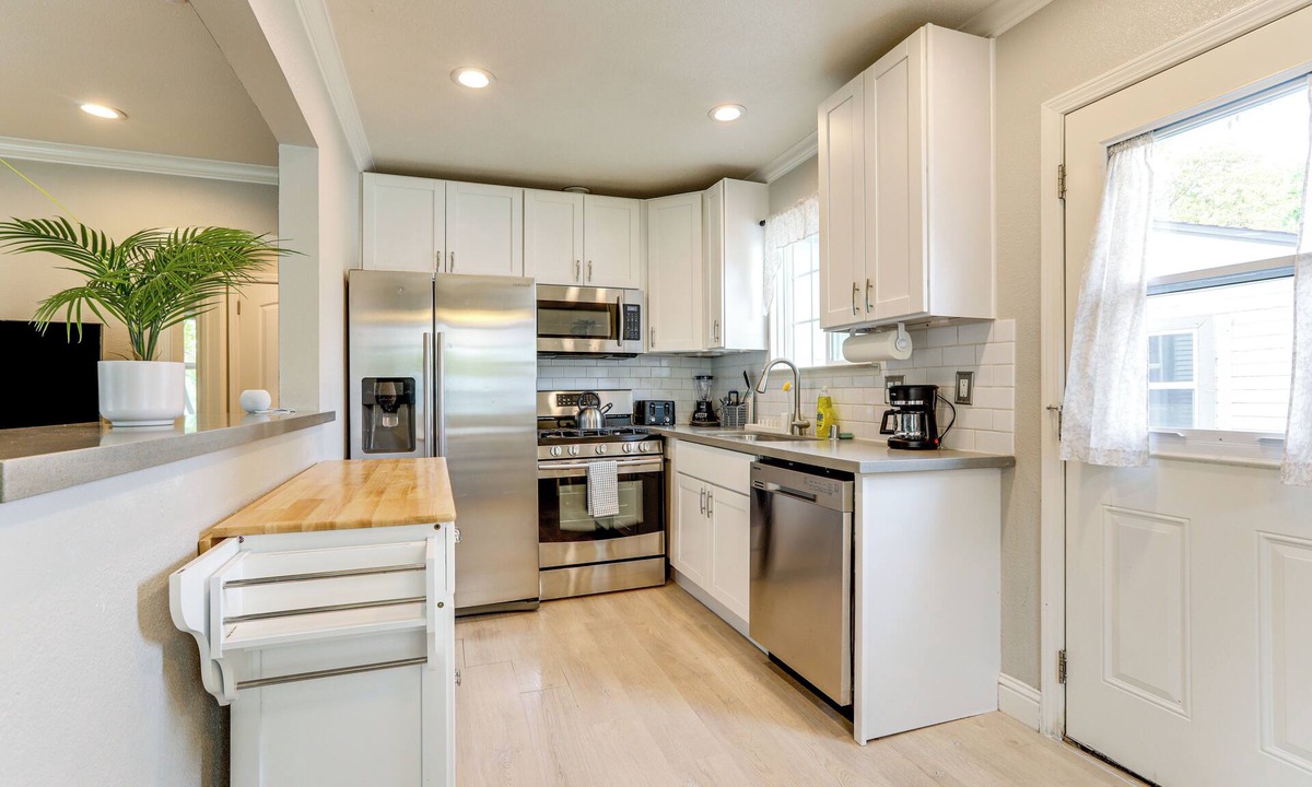 Southeastern Sacramento Cottage | Walkable Location! Sacramento Home w/Patio