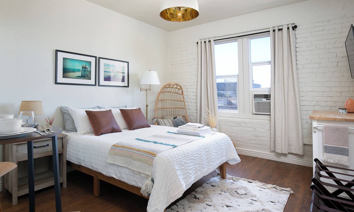 Westlake Hotel | Warm & Cozy Escape Near DTLA