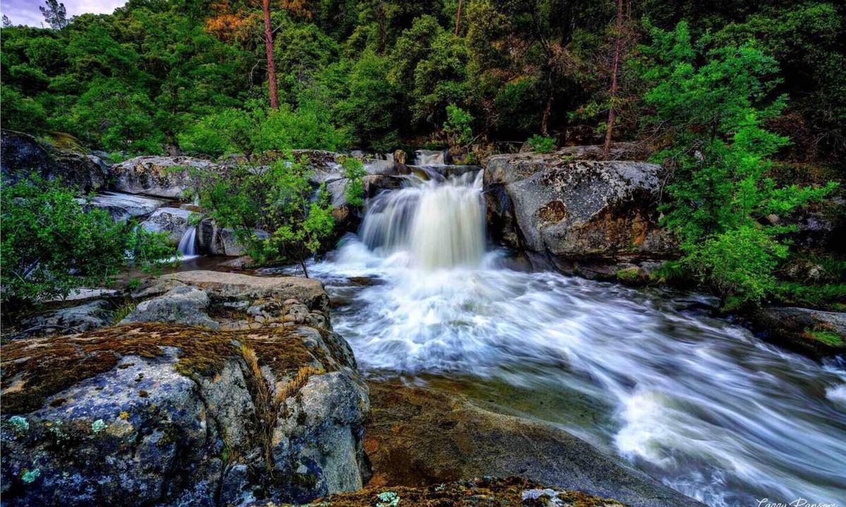 Yosemite Forks House | Waterfall Lodge near Yosemite. Playground, Hot Tub